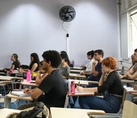 Candidatos durante prova de concurso (Foto: Agência Brasil)